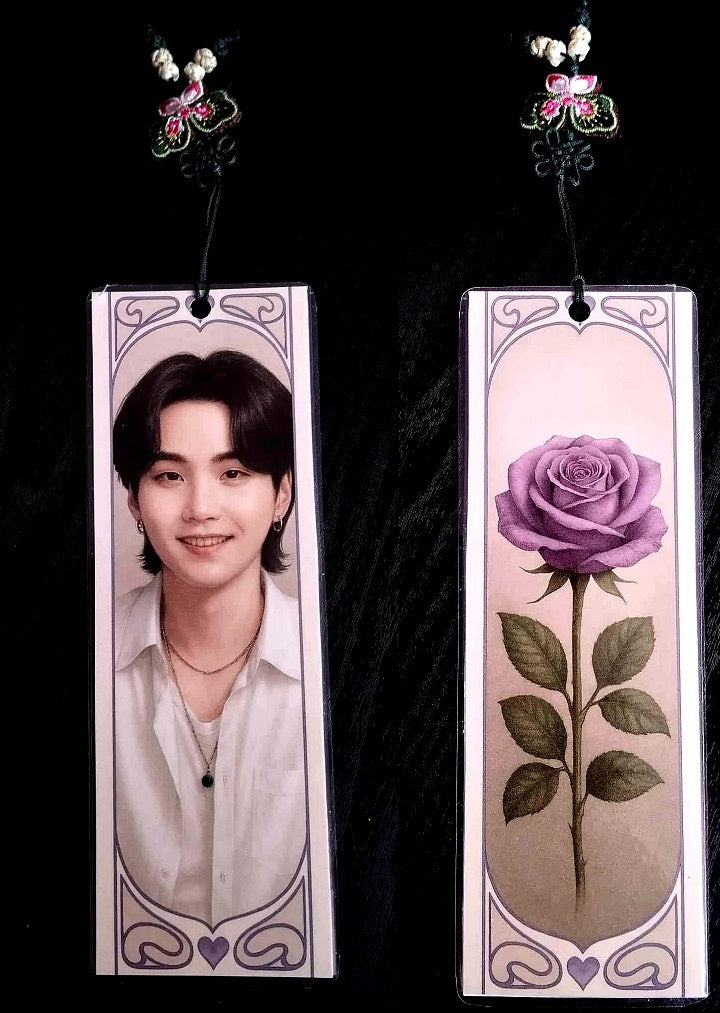 Marque-page BTS SUGA (18x6 cm) fait main plastifié + Norigae coréen détachable