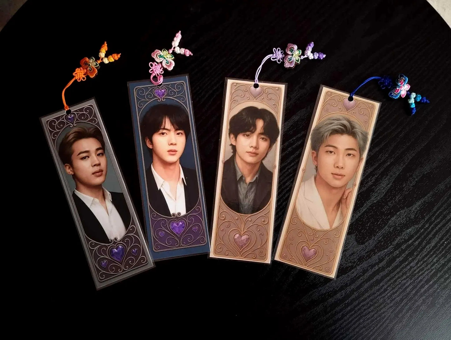 Marque-page BTS V (18x6 cm) fait main plastifié + Norigae coréen détachable