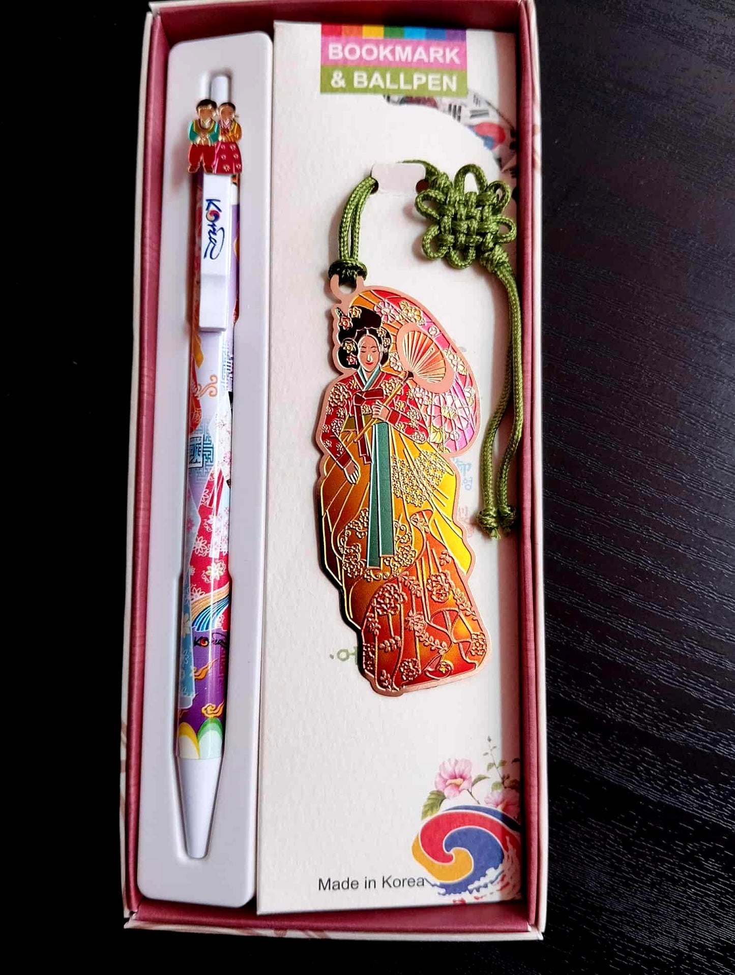 image principale d'ensemble marque pages coréen, hanbok et norigae et son stylo assorti fabriqué en coree du sud