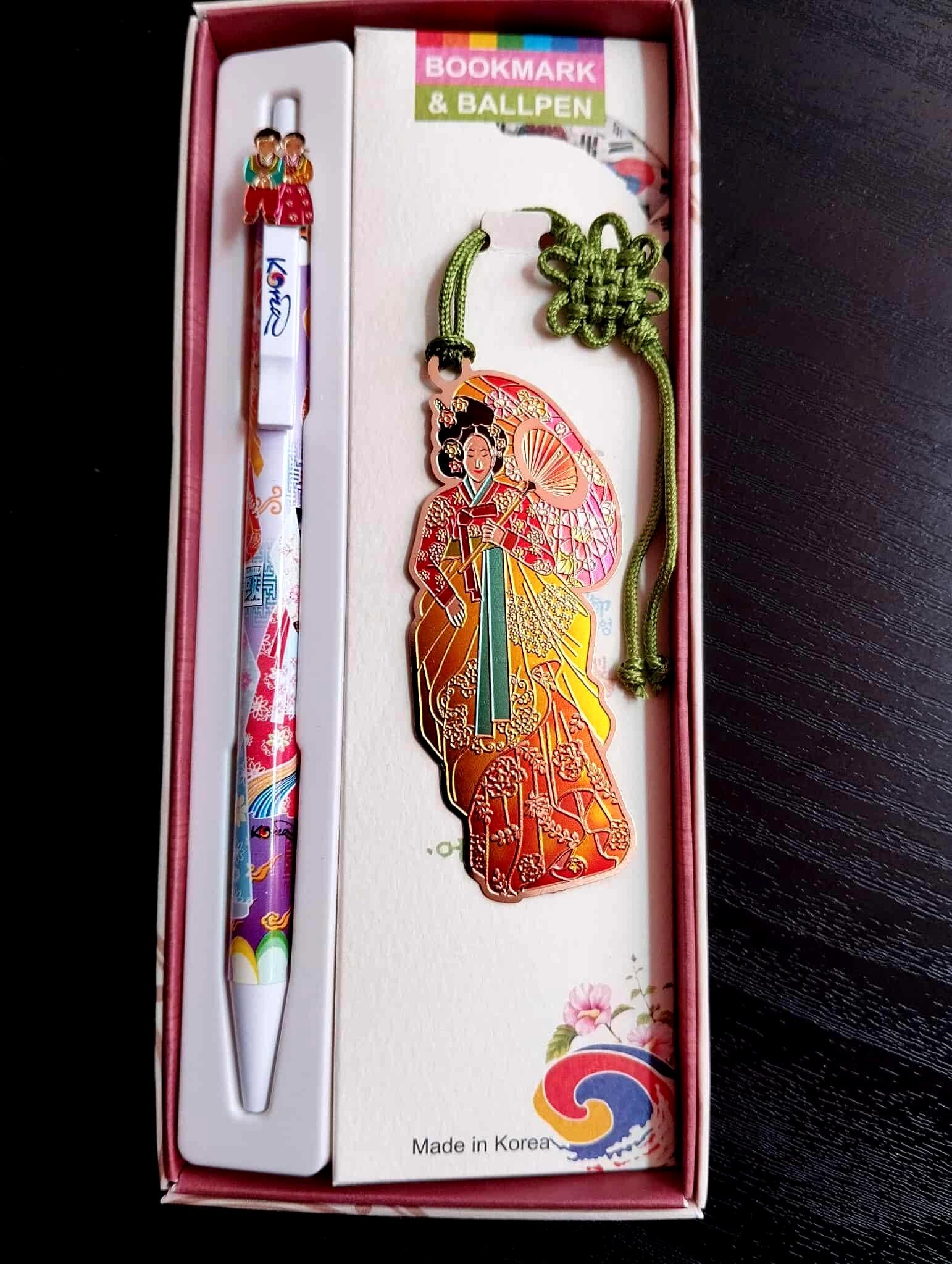 image principale d'ensemble marque pages coréen, hanbok et norigae et son stylo assorti fabriqué en coree du sud