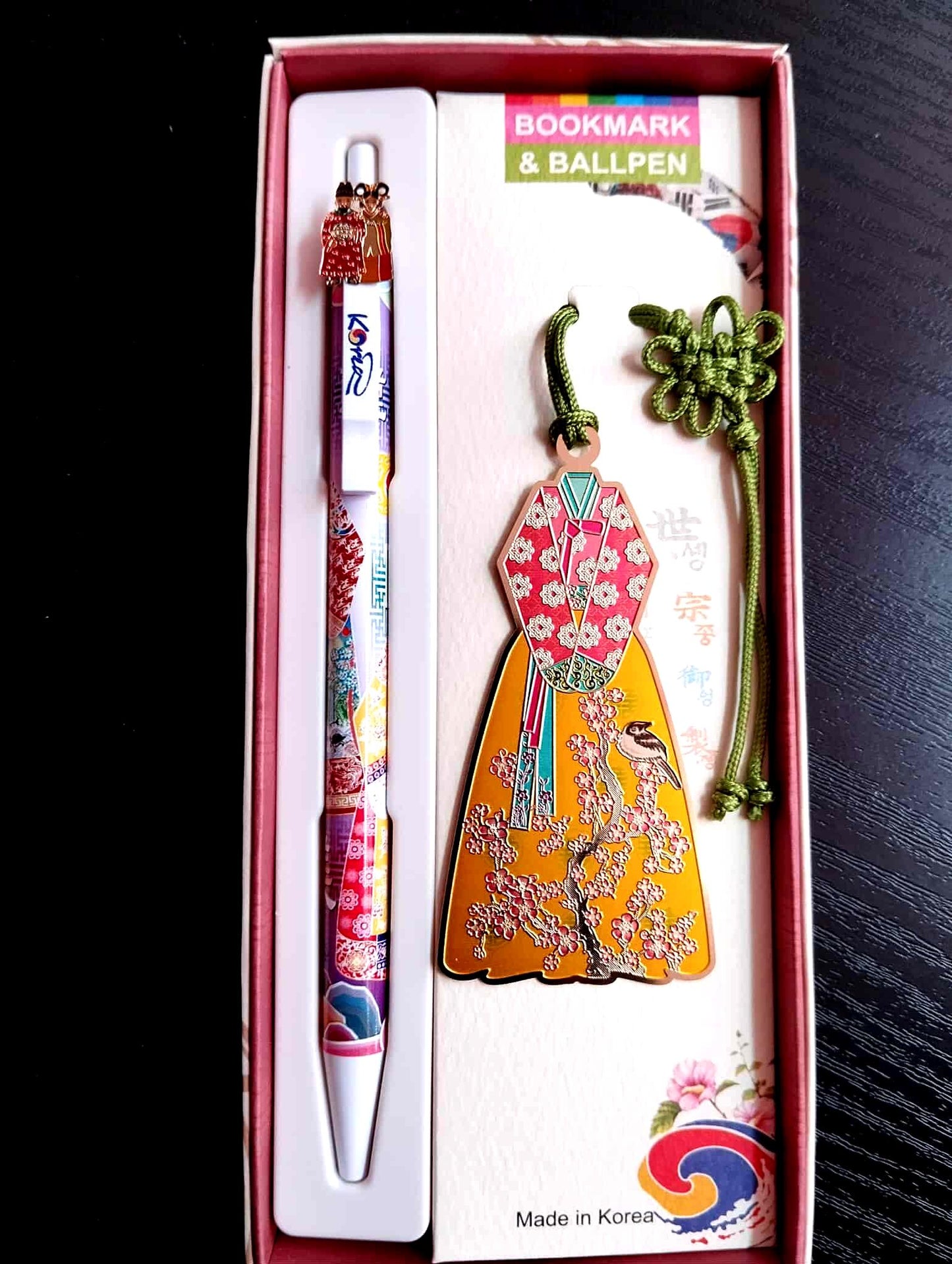 image principale d'ensemble marque pages coréen, hanbok et norigae et son stylo assorti fabriqué en coree du sud