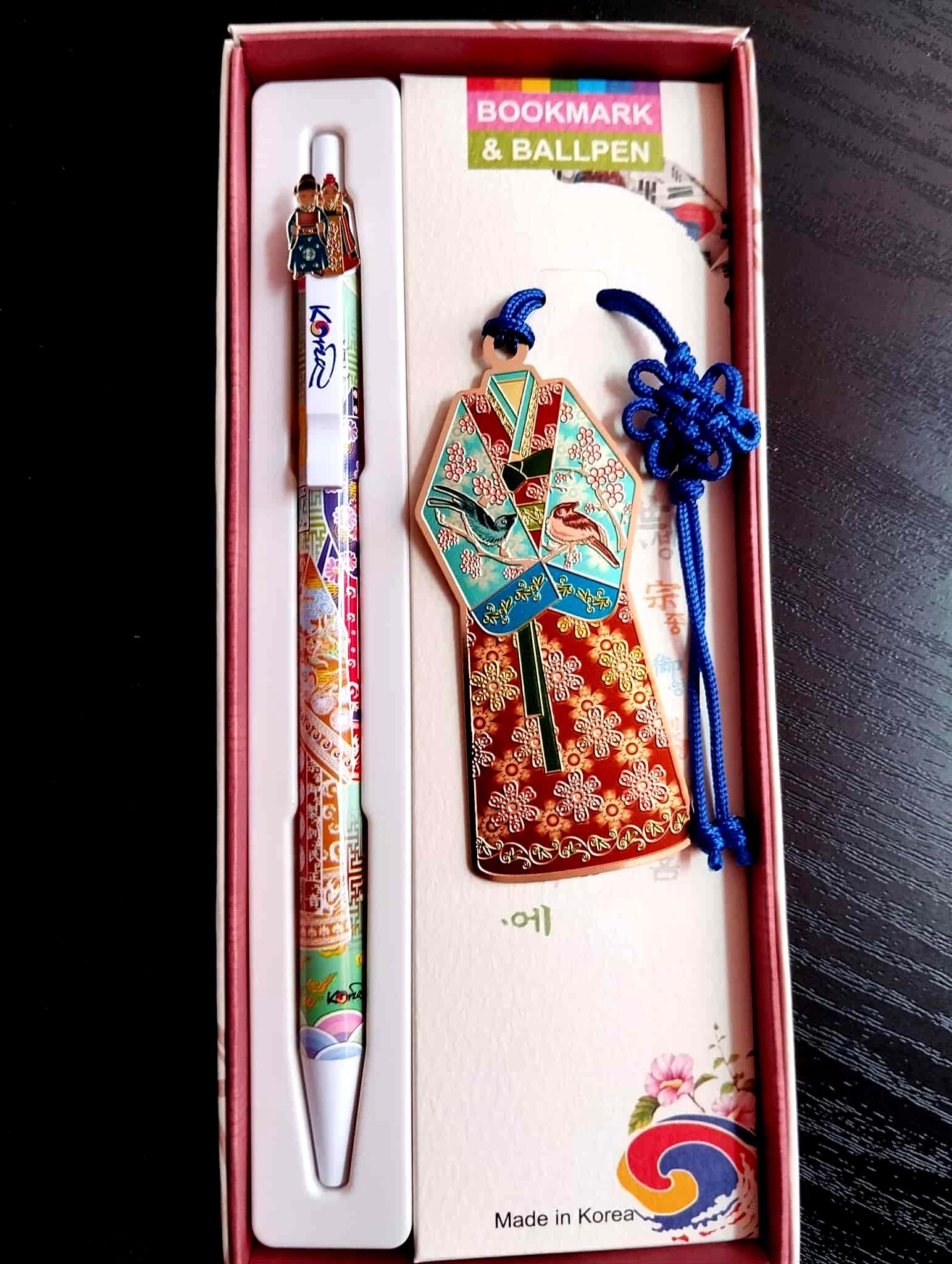 image principale d'ensemble marque pages coréen, hanbok et norigae et son stylo assorti fabriqué en coree du sud