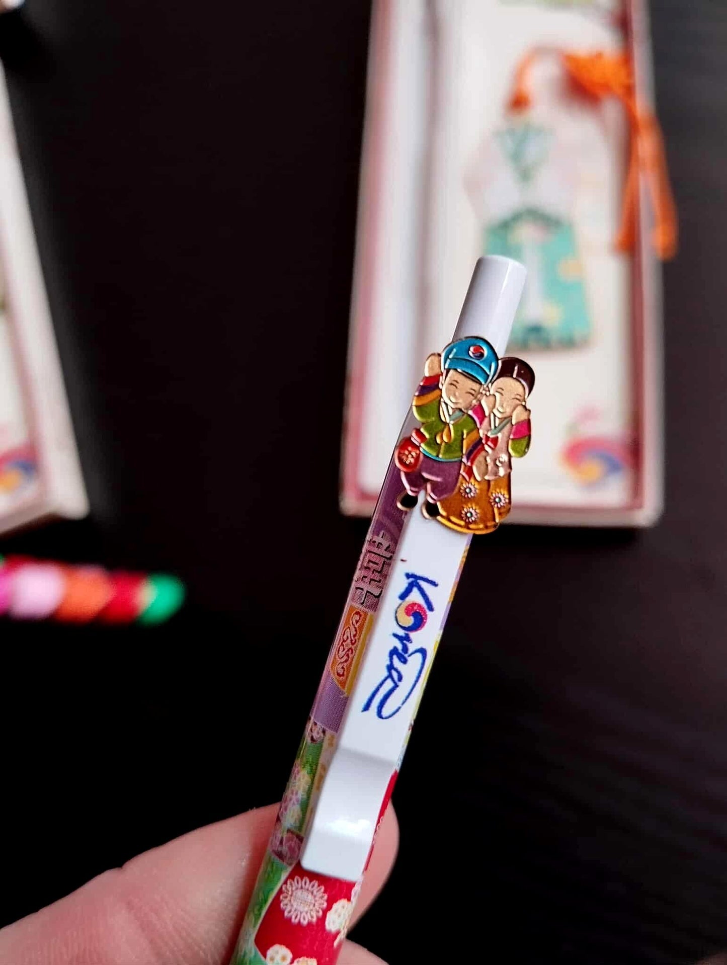 Ensemble coréen authentique – Marque-pages métal Hanbok 7,5 cm + norigae & stylo motifs coréens – Fabriqué en Corée du Sud