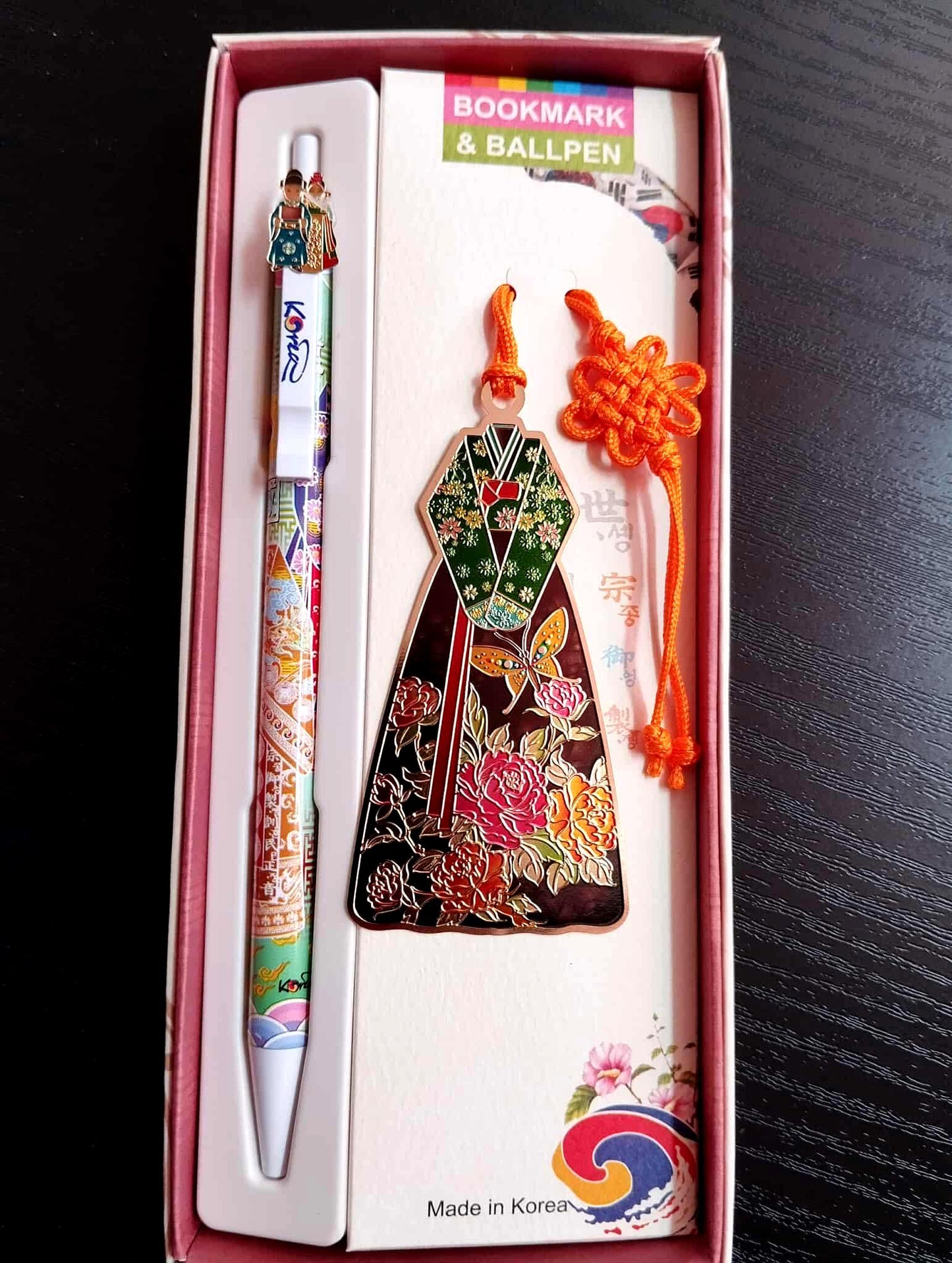 Ensemble coréen authentique – Marque-pages métal Hanbok 7,5 cm + norigae & stylo motifs coréens – Fabriqué en Corée du Sud