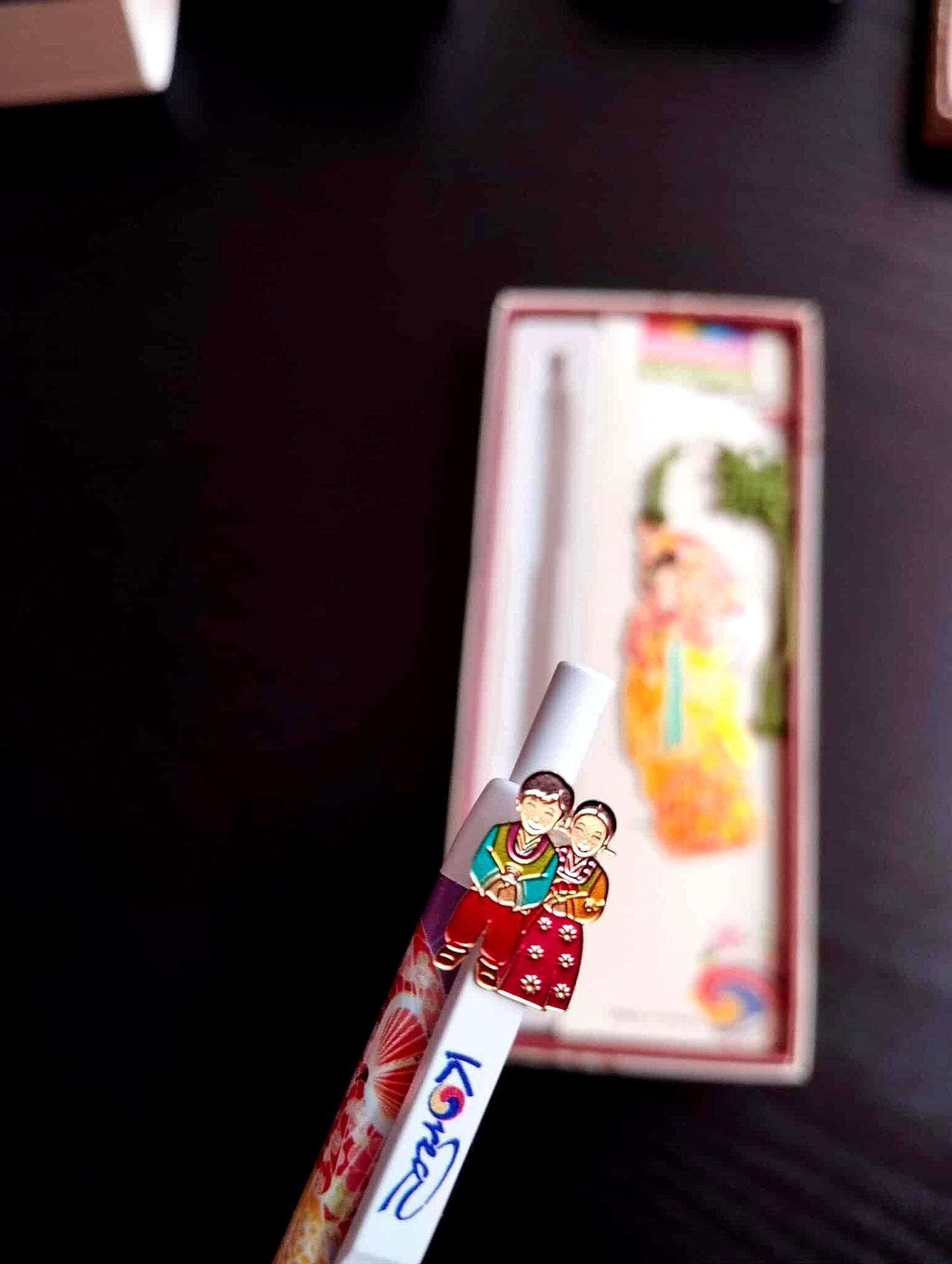 Ensemble coréen authentique – Marque-pages métal Hanbok 7,5 cm + norigae & stylo motifs coréens – Fabriqué en Corée du Sud