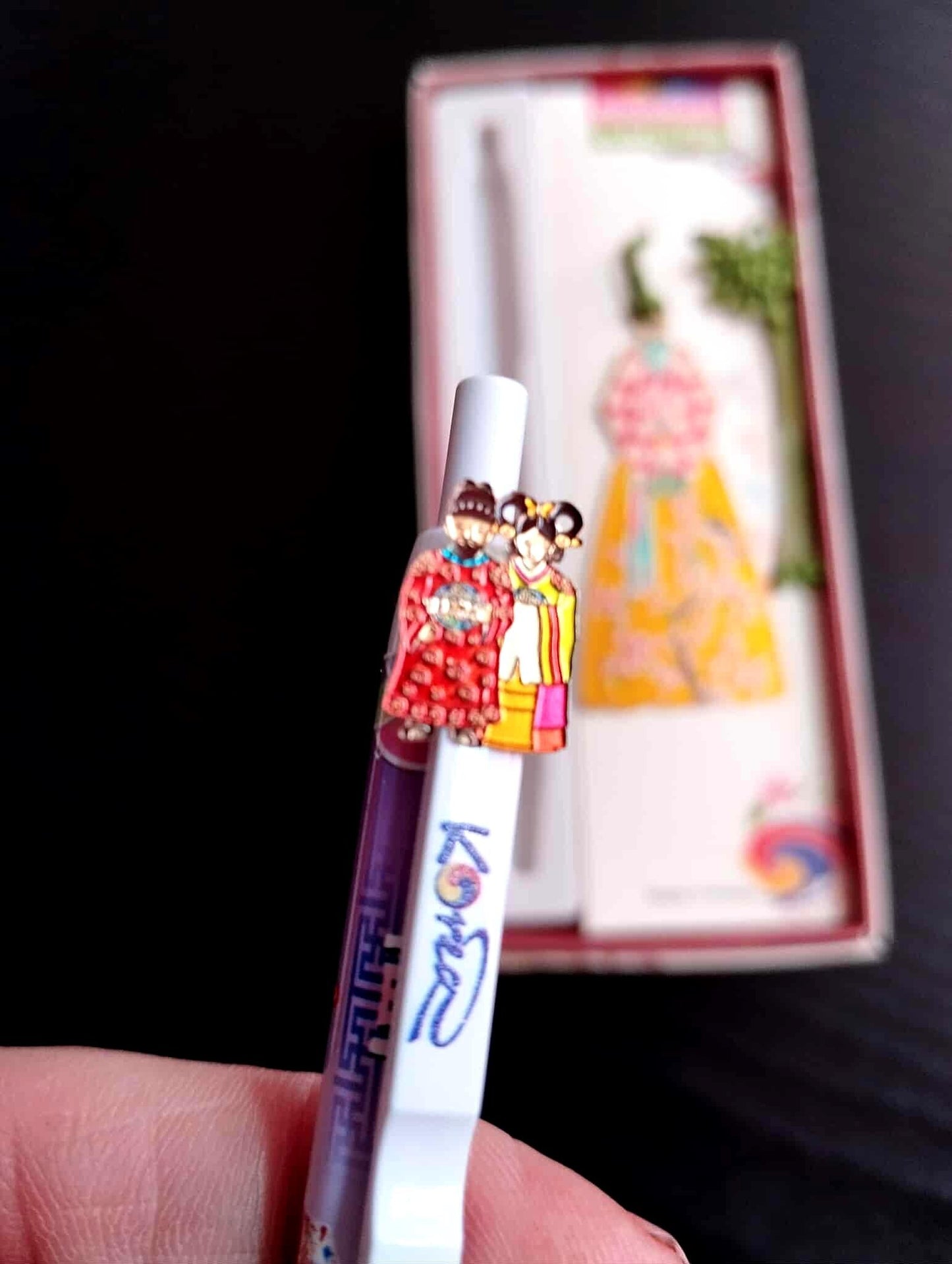 Ensemble coréen authentique – Marque-pages métal Hanbok 7,5 cm + norigae & stylo motifs coréens – Fabriqué en Corée du Sud